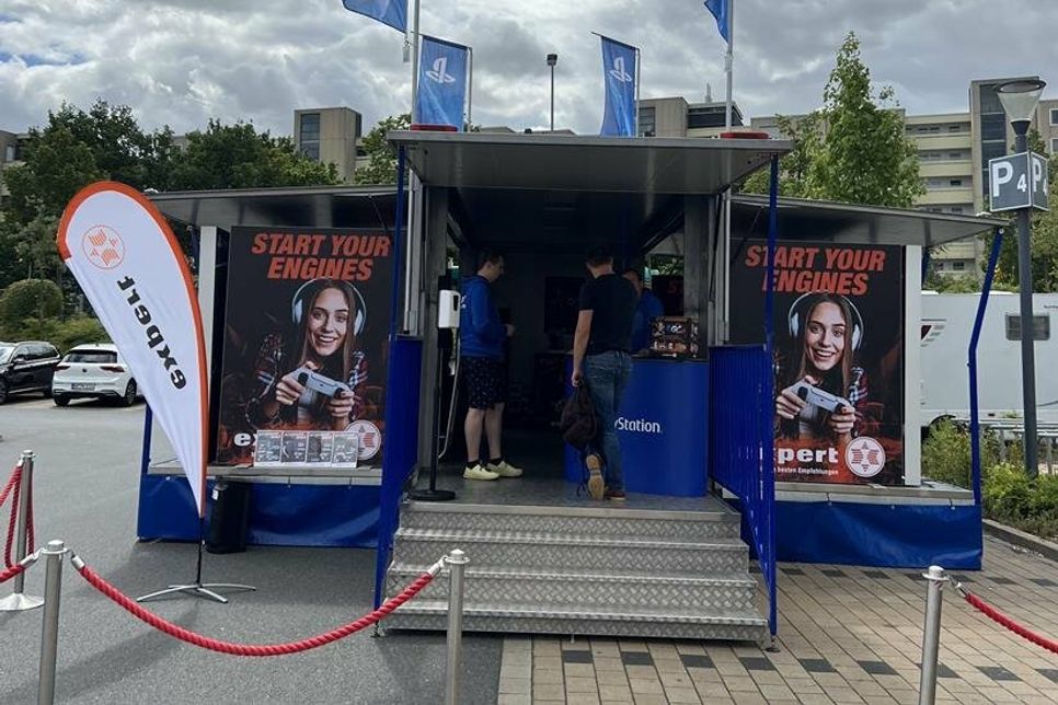 Der Show-Container bietet ein extrem „gefühlsechtes“ Rennfahr-Erlebnis.