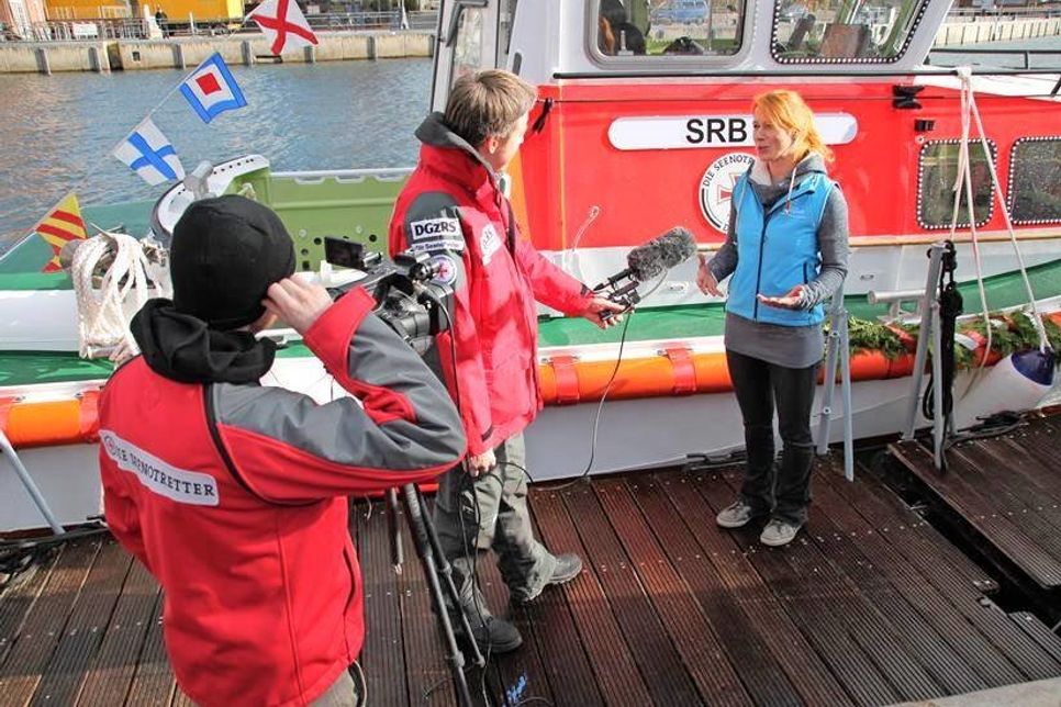 Radiomoderatorin Mandy Schmidt stand den Seenotrettern Rede und Antwort.