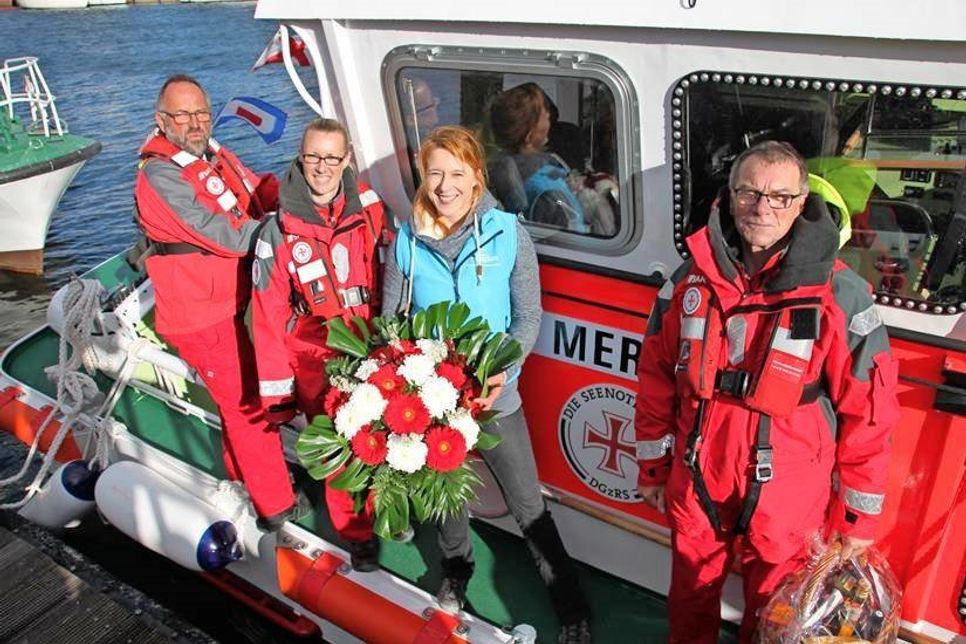 Die Taufpatin auf der „Mervi“ mit Lorenz Kautz, Larissa Buck (Leiterin des Lehrbetriebes der Ausbildungsstation) und Wolfgang Behnk (v. lks.).