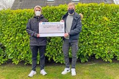 Linus Wiemers (li.) und Rudi Karius, Jugendtrainer des JFV Preetz, hatten in der trainingslosen Zeit die Idee, ihre 8- bis 10jährigen Nachwuchskicker trotz Corona zu mehr Bewegung anzuspornen – und zugleich für das Team DoppelPASS Spenden einzusammeln