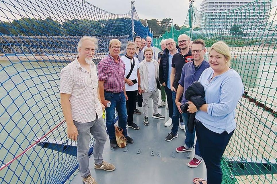 Bauleiter Sebastian Stoll (links) und Kurbetriebs-Leiterin Gesine Muus mit Mitgliedern des Tourismusausschusses bei der Begehung auf der neuen Seebrücke in Timmendorfer Strand.