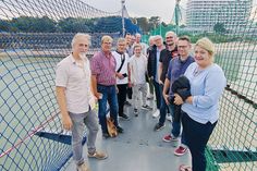 Bauleiter Sebastian Stoll (links) und Kurbetriebs-Leiterin Gesine Muus mit Mitgliedern des Tourismusausschusses bei der Begehung auf der neuen Seebrücke in Timmendorfer Strand.