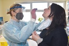 Lehrerin Christina Kah (rechts) beim Corona-Schnelltest, der von Dr. Stefanie Cordesmeyer durchgeführt wird.