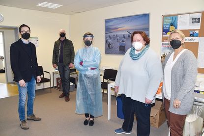 Freuen sich über den Start der Testungen in der GGS-Strand: Apotheker Kay Klindwort (von links), Marco Graupner (Klindwort Medical), Dr. Stefanie Cordesmeyer, Grundschulkoordinatorin Julia Christiansen und Schulleiterin Esther Passig.