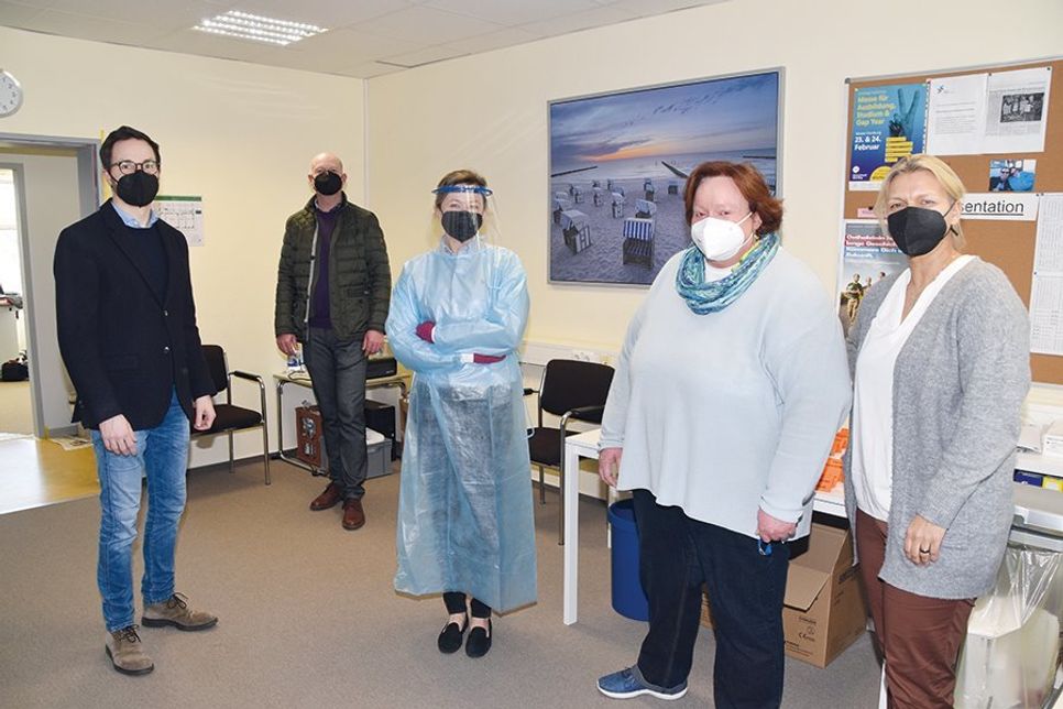 Freuen sich über den Start der Testungen in der GGS-Strand: Apotheker Kay Klindwort (von links), Marco Graupner (Klindwort Medical), Dr. Stefanie Cordesmeyer, Grundschulkoordinatorin Julia Christiansen und Schulleiterin Esther Passig.