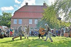 Der Schaukampf lockte zahlreiche Besucher in den Museumsgarten.