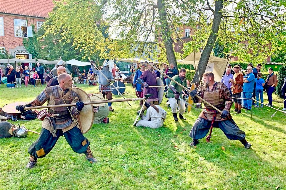 Der Schaukampf lockte zahlreiche Besucher in den Museumsgarten.
