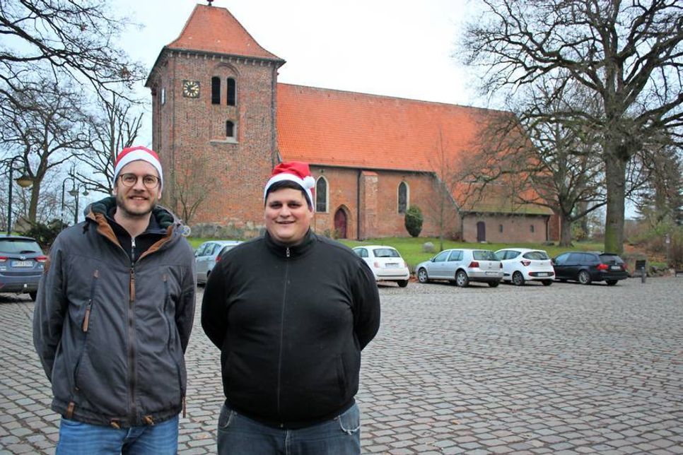 Alexander Löhr (lks.) und Vadim König wollen den Weihnachtsmarkt in Lensahn wieder etablieren.
