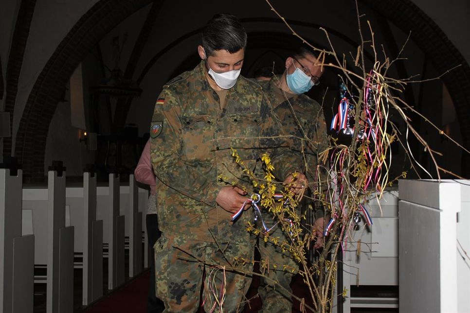 Nach dem Gottesdienst gab es für die Soldaten einen symbolischen Schutzengel.