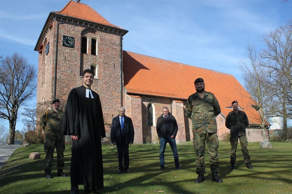 Abschied mit Abstand vor der St. Katharinen-Kirche: Kompaniefeldwebel Ulf Hadeler, Pastor Hans Hillmann, Bürgervorsteher Rolf Schröder, Bürgermeister Klaus Winter, Kompaniechef Jan Lübke und Hauptmann Jonas Gerwing (v. lks.).