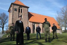 Abschied mit Abstand vor der St. Katharinen-Kirche: Kompaniefeldwebel Ulf Hadeler, Pastor Hans Hillmann, Bürgervorsteher Rolf Schröder, Bürgermeister Klaus Winter, Kompaniechef Jan Lübke und Hauptmann Jonas Gerwing (v. lks.).