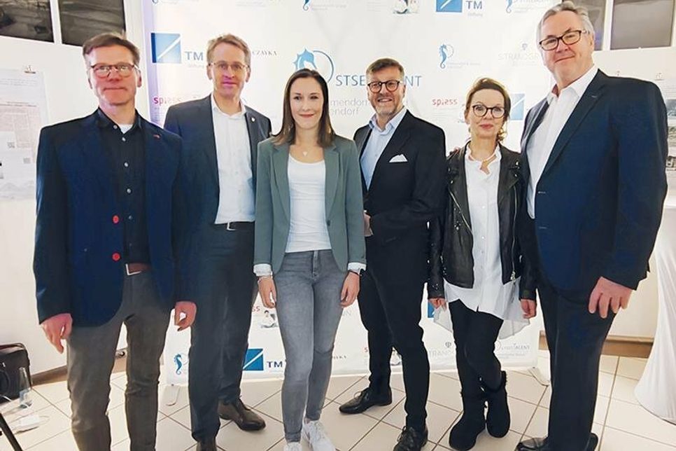 Timmendorfer Strands Tourismuschef Joachim Nitz (von links), Ministerpräsident Daniel Günther, Leah Muuß (TSNT GmbH), Bürgermeister Sven Partheil-Böhnke und das Ehepaar Czayka nach der Preisverleihung im Dezember 2022.