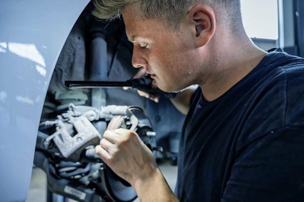 Bei einem Wintercheck des Fahrzeugs bietet es sich an, auch die Bremsanlage überprüfen zu lassen. Bild: ProMotor
