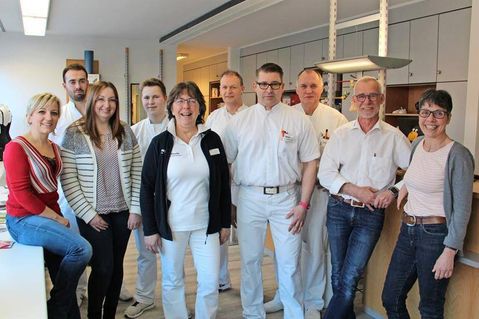 Gut gelaunt und engagiert: Andrea und Matthias Bauche (re.) mit ihrem Team im Sanitätshaus am neuen Standort Oldenburger Straße.