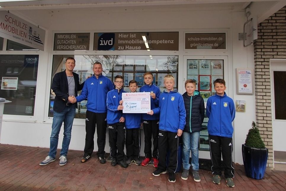 Grömitz. Die beiden D-Jugend-Mannschaften des SC Cismar werden den ganzen Winter in der Hall of Sports in Grömitz trainieren können. Ermöglicht wurde dies unter anderem durch eine Spende im Höhe von 500 Euro von Schulze Immobilien, Schützenstraße 10 in Grömitz. Inhaber Mario Schulze überreichte symbolisch einen Scheck und freute sich darüber, dass die Mannschaften jetzt auch im Winter ideale Trainingsbedingungen haben. Mit der Spende von Mario Schulze, einem Zuschuss vom SC Cismar, einem weiteren privaten Spender und Teilen der Mannschaftskasse konnte mit der Hall of Sports eine Lösung für die Jungs gefunden werden. Ein Dank gilt auch Tobias Mielke, Inhaber der Hall of Sports, der mit einem fairen Festpreis für drei Monate entgegen gekommen ist. (red)