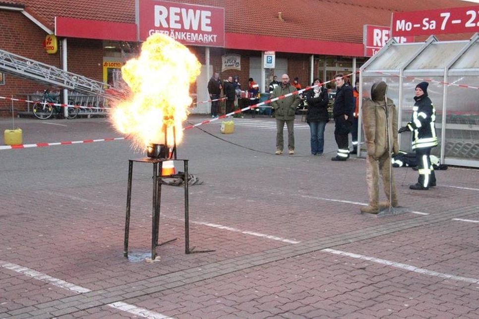 Nicht Nachmachen! Eine in brandgeratene Fritteuse wurde mit Wasser gelöscht. Die Folgen sind bekanntermaßen verheerend.