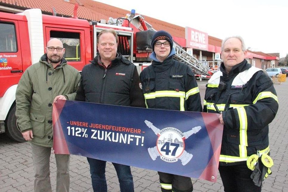 Andreas Kaiser und Torben Osterode vom Rewe-Markt mit Kevin Ackermann und Hartmut Junge von der Feuerwehr Lensahn (v. lks.).
