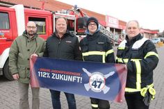 Andreas Kaiser und Torben Osterode vom Rewe-Markt mit Kevin Ackermann und Hartmut Junge von der Feuerwehr Lensahn (v. lks.).