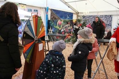 An allen Adventssamstagen findet die beliebte Tannenbaum-Glücksrad-Aktion statt.