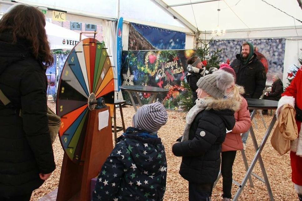An allen Adventssamstagen findet die beliebte Tannenbaum-Glücksrad-Aktion statt.