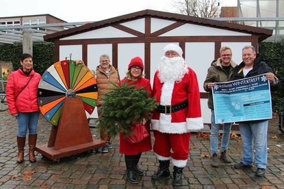 Freuen sich auf die kommenden Wochen, in denen der Wintertreff neben vielen bewährten Aktionen auch Neues bietet: Carola Seubert und Jürgen Mohr vom Gewerbeverein, Stadtmarketingkoordinatorin Andrea Brunhöber mit dem Weihnachtsmann sowie Gewerbevereinsvorsitzender Sven Muchow und Kooperationspartner und Caterer Ulfert Georgs (v. lks.).