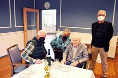 Pansdorfs Dorfvorsteher Kay-Uwe Westfahl (l.) und Ratekaus Bürgervorsteherin Gaby Spiller gratulieren  Hans Sautter im Beisein seines Sohnes Klaus-Dieter zum 100. Geburtstag.