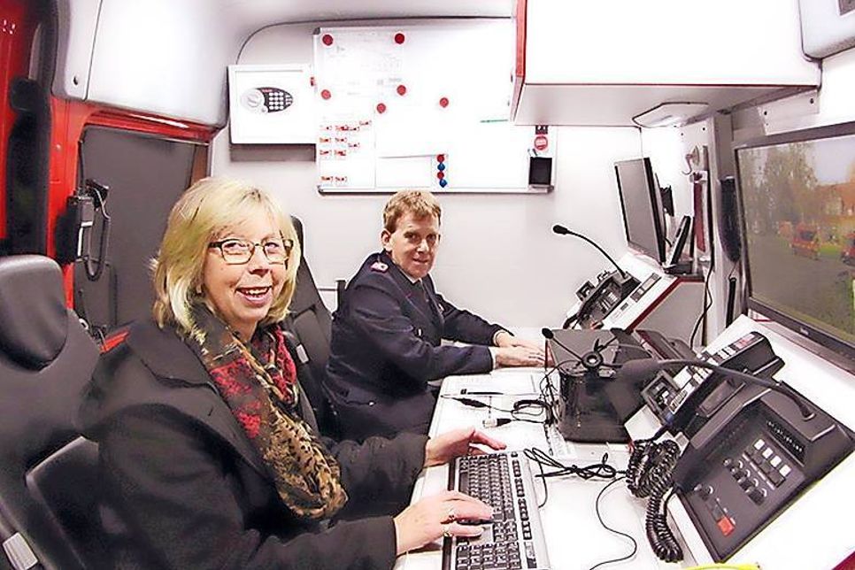 Bei der Übergabe des Fahrzeuges am 17.11.2015 nutzte auch die Stockelsdorfer Bürgermeisterin Brigitte Rahlf-Behrmann die Gelegenheit sich die Details des Wagens erklären zu lassen.