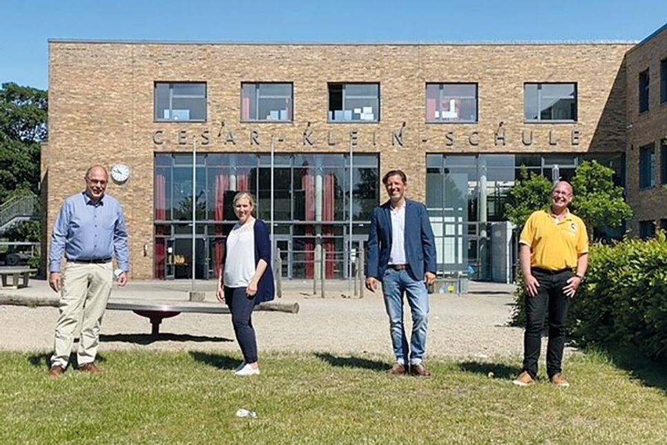 Gemeinsam gegen Corona: Ingo Prill (v.l.) und Dr. Birte Dreyer vom Hausarztzentrum Ratekau-Pansdorf, Bürgermeister Thomas Keller sowie Ordnungsamtsleiter Heiko Laskowski.