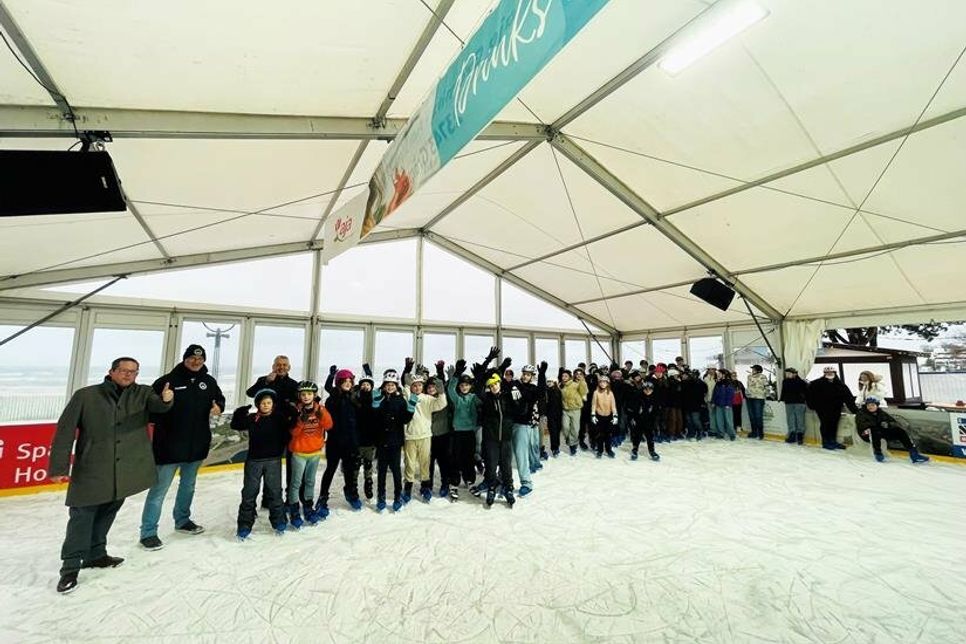 Bürgermeister Sebastian Rieke, Jan-Eric Hertwig und Manfred Wohnrade mit den Schulklassen der Gemeinschaftsschule Grömitz.