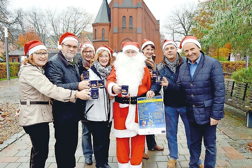 Nach den letzten erfolgreichen Jahren hat der Bürgerverein Stockelsdorf um die 1. Vorsitzende Angela Prühs (3.v.l.) auch diesmal federführend das beliebte Weihnachtsdorf auf dem Kirchenvorplatz organisiert.