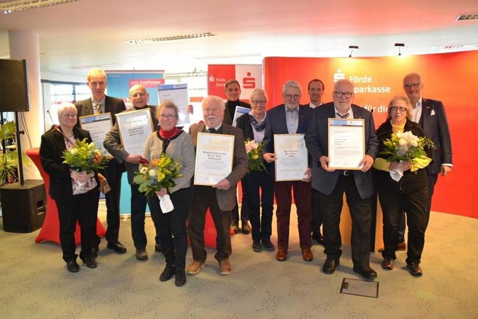 Die ausgezeichneten Ehrenamtsträger sowie Träger des Goldenen Meisterbriefes mit ihren Ehefrauen sowie Präsident Ralf Stamer (re.) und Kreishandwerksmeister Thoralf Volkens (4. v. re.).