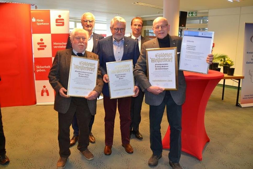 Die Träger des Goldenen Meisterbriefes der Handwerkskammer Lübeck Werner Labes (vorne lks.), Uwe Mielke (vorne Mitte), Ludwig Schierer (vorne re.) mit Präsident Ralf Stamer (im Hintergrund lks.) und Kreishandwerksmeister Thoralf Volkens (im Hintergrund re.).