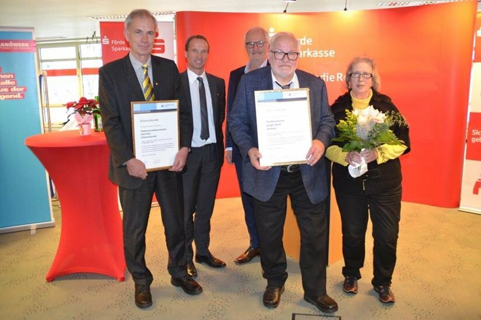 Die neuen Träger der Goldenen Ehrennnadel der Handwerkskammer Lübeck: Axel Horn (lks.) und Jürgen Wulf (2. v. re.) mit Präsident Ralf Stamer (im Hintergrund re.) und Kreishandwerksmeister Thoralf Volkens (im Hintergrund lks.).