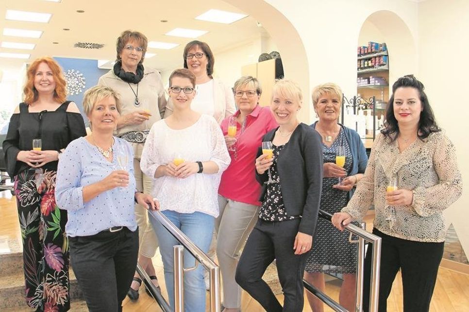 Das Team vom Friseuratelier MK: Marita Krell, Ulrike Baumgart, Susanne Sternberg, Sabrina Thode, Rena Kroll, Marina Suhr, Annika Lorych, Ingrid Bergmann und Evelyne Kock (v. lks).
