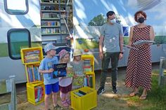 Die Kinder der KiTa Wirbelwind in Hassendorf und deren Leiter Lukas Koldewey freuen sich mit Bibliothekarin Tabea Mau über die Fülle toller neuer Bücher.