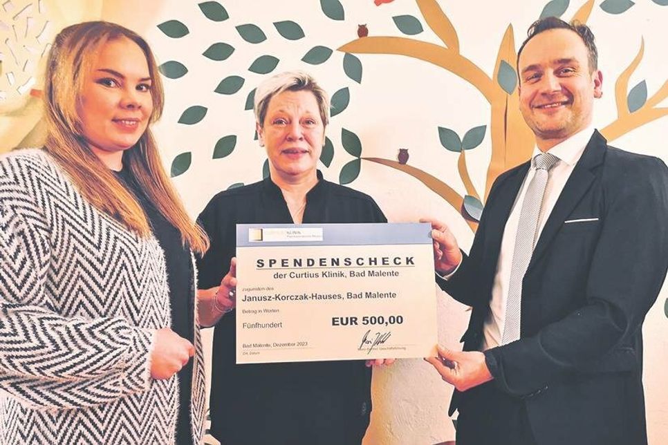 Jacqueline Krage und Nicole Militz vom Janusz-Korczak-Haus freuten sich über die Spende, die Mario Barthel als Geschäftsführer der Curtius Klinik übergab.