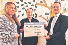 Jacqueline Krage und Nicole Militz vom Janusz-Korczak-Haus freuten sich über die Spende, die Mario Barthel als Geschäftsführer der Curtius Klinik übergab.