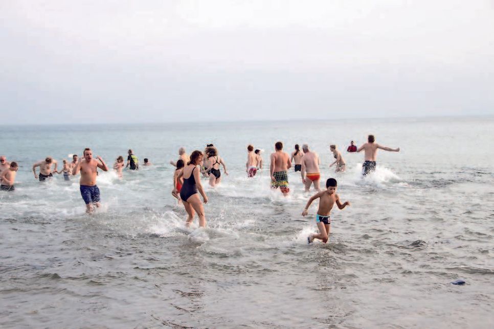 Beim Anbaden 2015 waren es eisige 6 Grad. Zum Neujahrsanbaden 2016 am 1. Januar dürften die Wassertemperaturen um einiges wärmer sein.