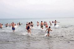 Beim Anbaden 2015 waren es eisige 6 Grad. Zum Neujahrsanbaden 2016 am 1. Januar dürften die Wassertemperaturen um einiges wärmer sein.