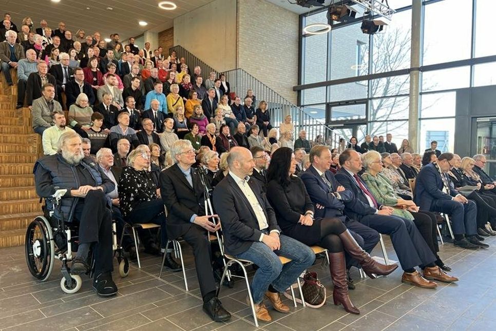 Viele Neustädter Bürgerinnen und Bürger waren der Einladung der Stadt in die Aula des Küstengymnasiums gefolgt.