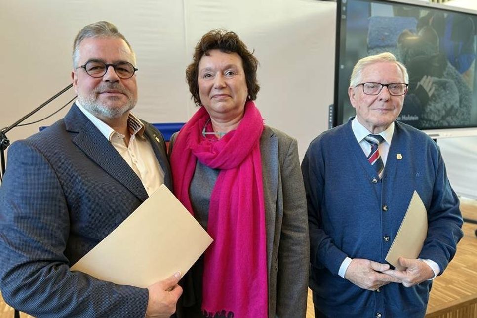 Für ihr ehrenamtliches Engagement überreichte Beatrix Spiegel als Vorsitzende des Ausschusses für gesellschaftliche Angelegenheiten an Richard Dippel (lks.) und Werner Schnehagen besondere Auszeichnungen für ehrenamtliches Engagement.