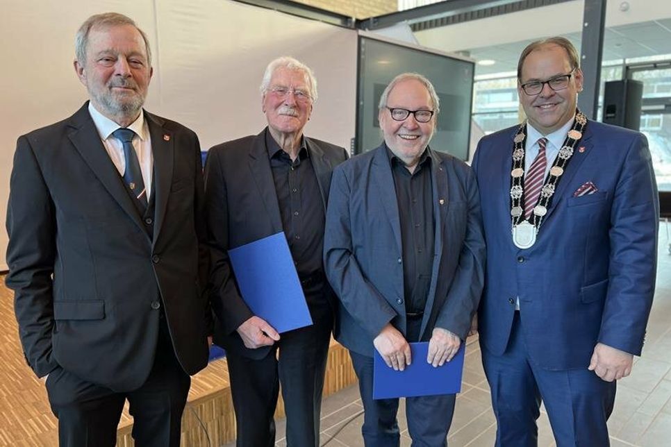 Bürgervorsteher Heinrich Holtfester (lks.) und Bürgermeister Mirko Spieckermann (re.) gratulierten den Ehrenstadtverordneten Volker Weber (2. v. lks.) und Norbert Kahl.