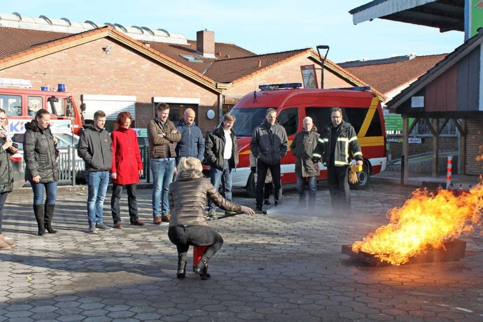 Beim Löschtraining der Feuerwehr durften Freiwillige zeigen, was sie können.