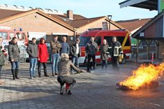 Beim Löschtraining der Feuerwehr durften Freiwillige zeigen, was sie können.
