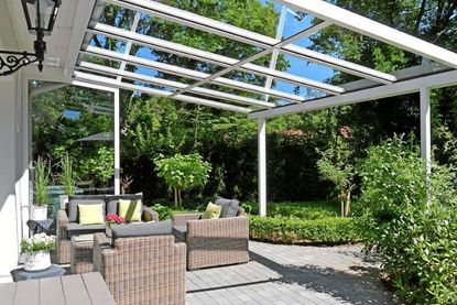 Unter einem Terrassendach können die Möbel einfach stehen bleiben.