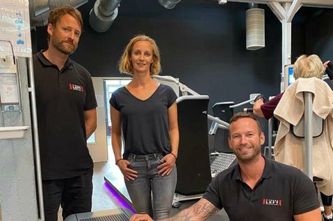 Christopher Lewis, Johanna Lewis zum Felde und Tim zum Felde (v. lks.) haben in Neuerungen für ein kontaktloses und sicheres Training investiert, damit interessierte Sportsfreunde und Mitglieder sich in einer gesunden Umgebung wohlfühlen können.