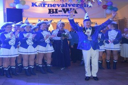 Funkengarde und Präsident Hilmar Born freuen sich auf viele Gäste.