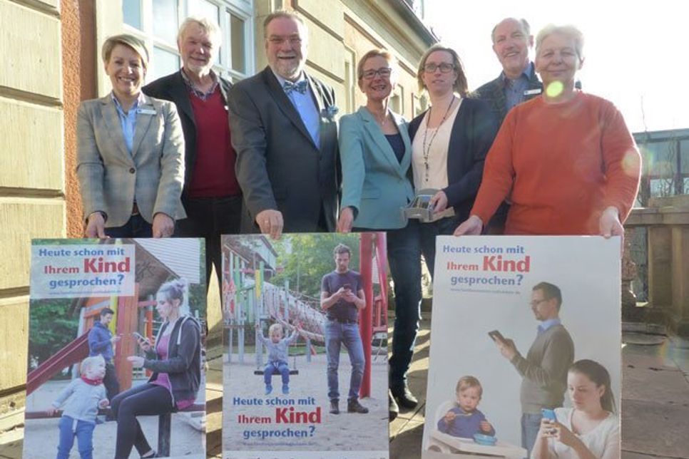 Seit gestern hängen die Plakate im ganzen Kreis: Heute schon mit Ihrem Kind gesprochen? Die Frage mag etwas provokant klingen, ist aber durchaus realistisch. Deshalb laden die Familienzentren des Kreises Ostholstein und ihre Netzwerkpartner in den kommenden vier Wochen zu Aktionen für Klein und Groß ein