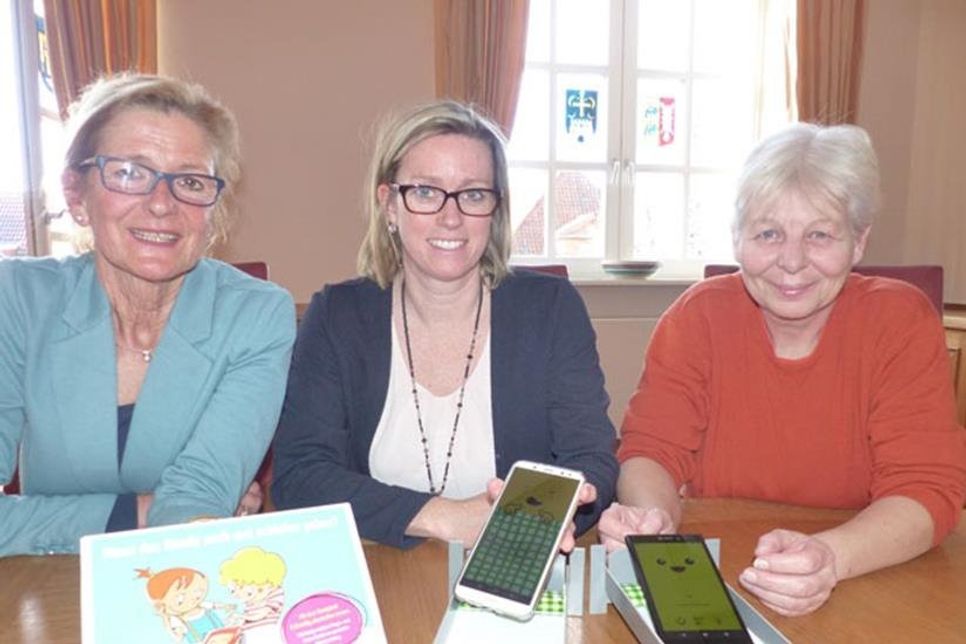 Bettchen fürs Smartphone, in denen es schlümmern kann, während Mama und Papa Zeit mit ihren Lütten verbringen, werden mit Klein und Groß gemeinsam am 23. Februar in Eutin auf dem Marktplatz gebastelt.