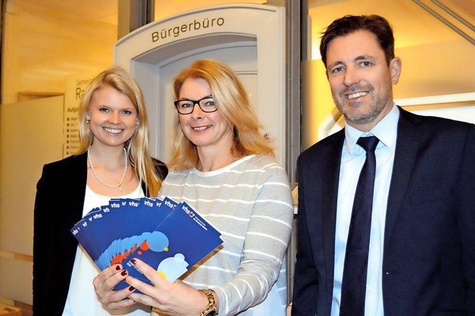VHS-Leiterin Jutta Holweg (m.) mit Sarah Kaminski (Hauptamt) und Bürgermeister Thomas Keller. (Foto: Setje-Eilers)